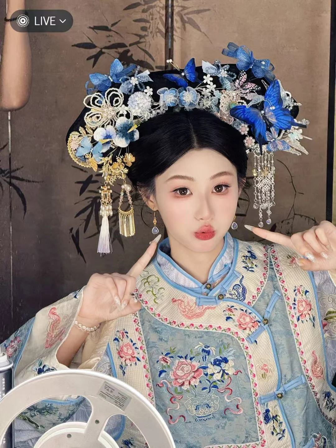看！蓝色🦋落在了本格格头上|北京格格