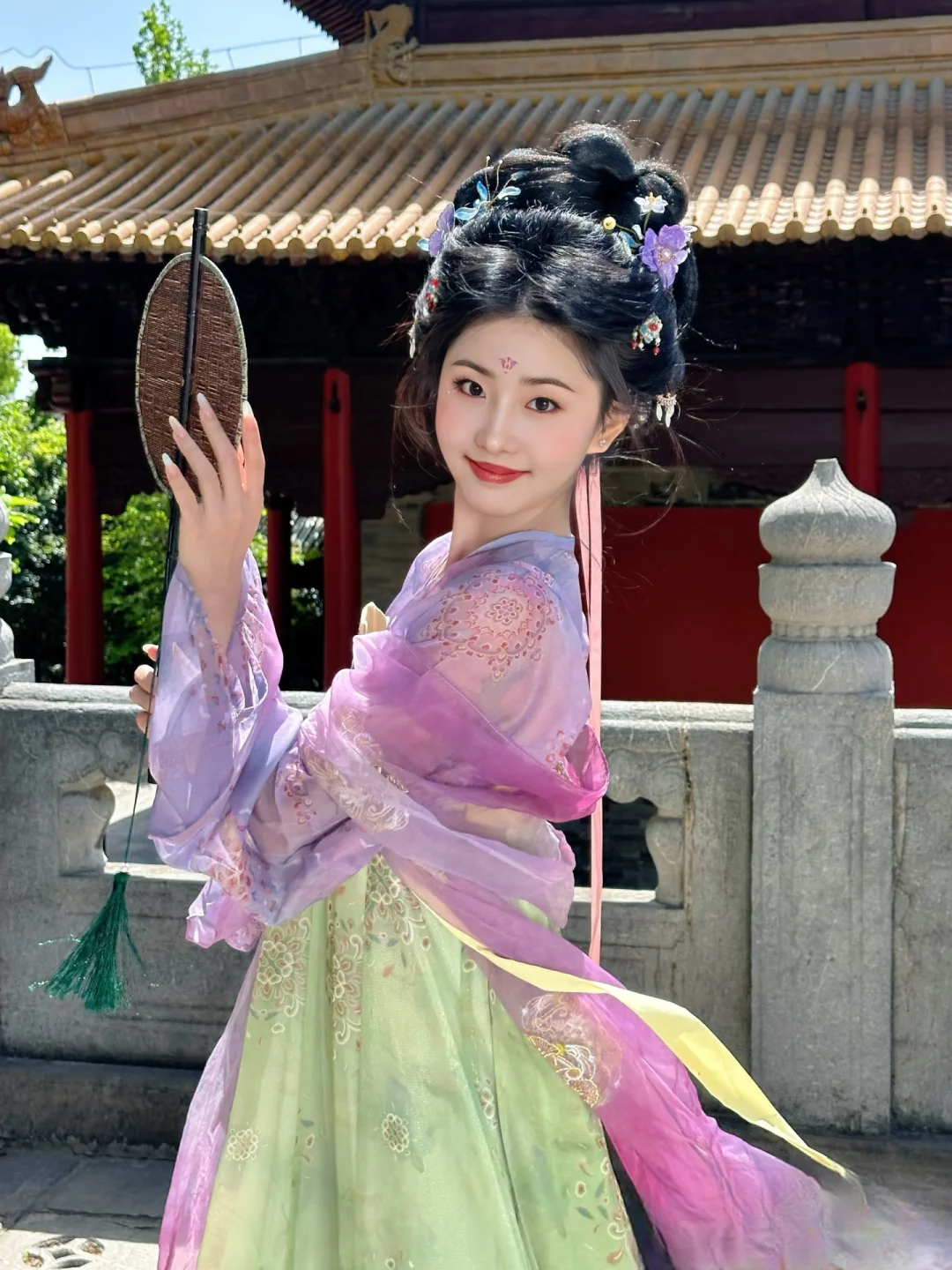 霓裳片片晚妆新，古韵悠悠醉人心