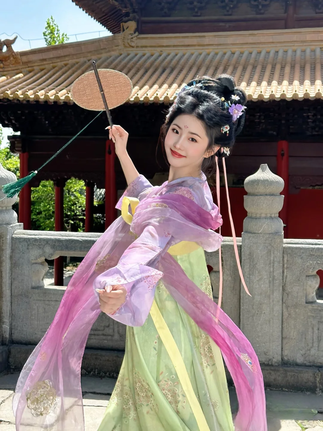 霓裳片片晚妆新，古韵悠悠醉人心