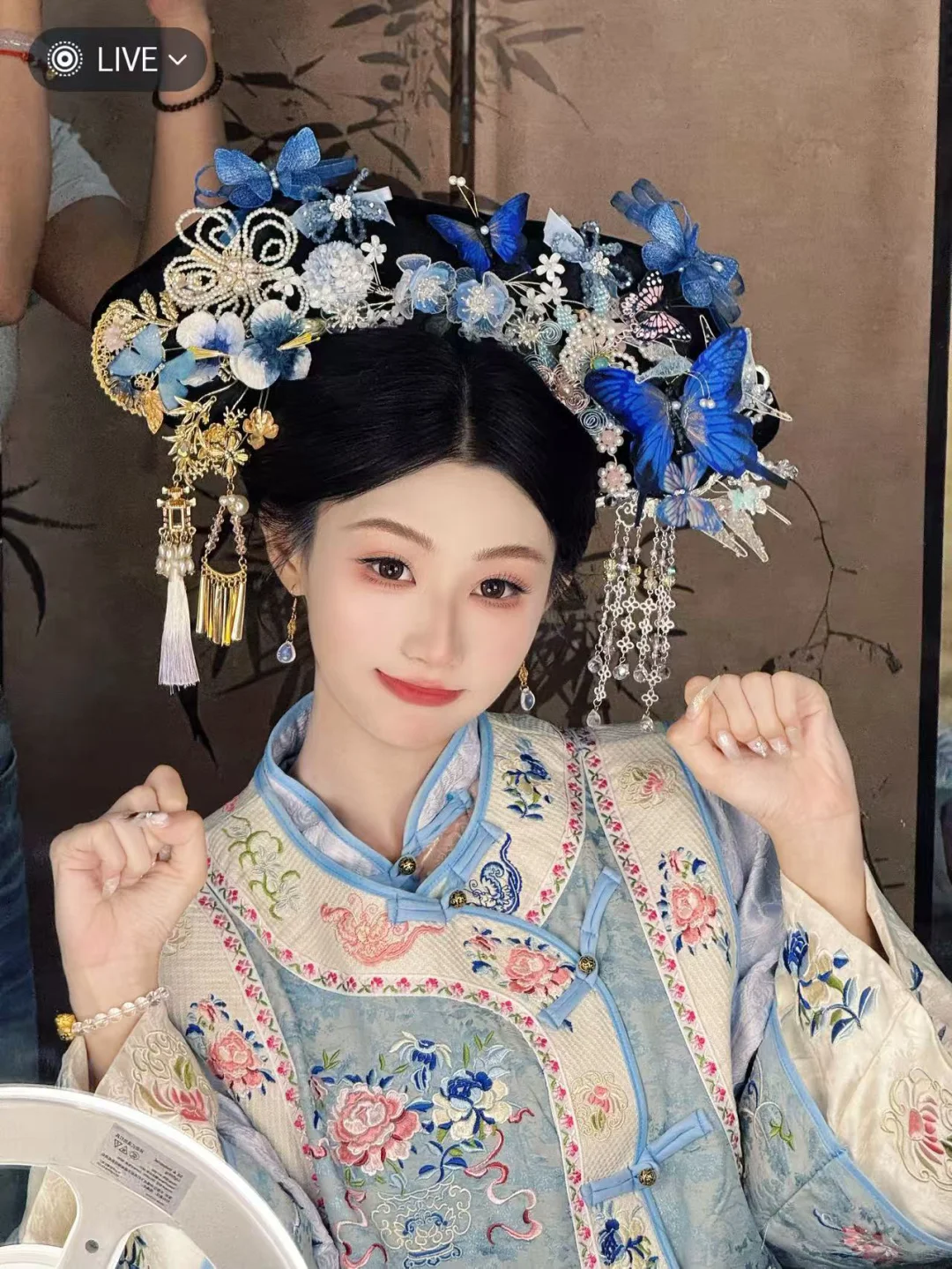 看！蓝色🦋落在了本格格头上|北京格格