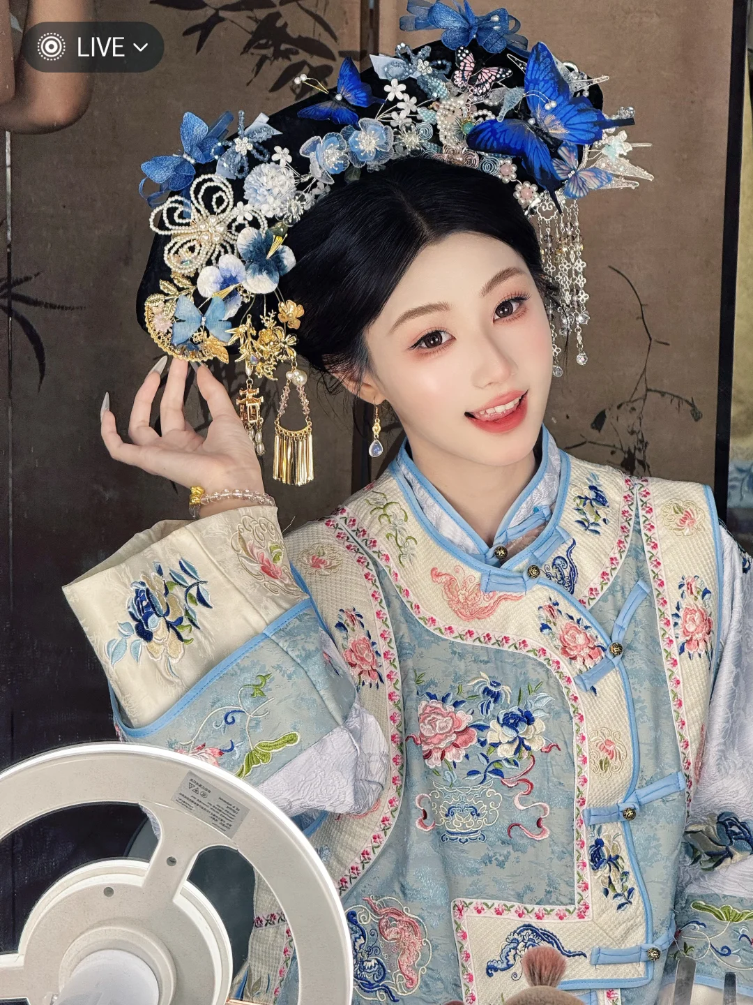 看！蓝色🦋落在了本格格头上|北京格格