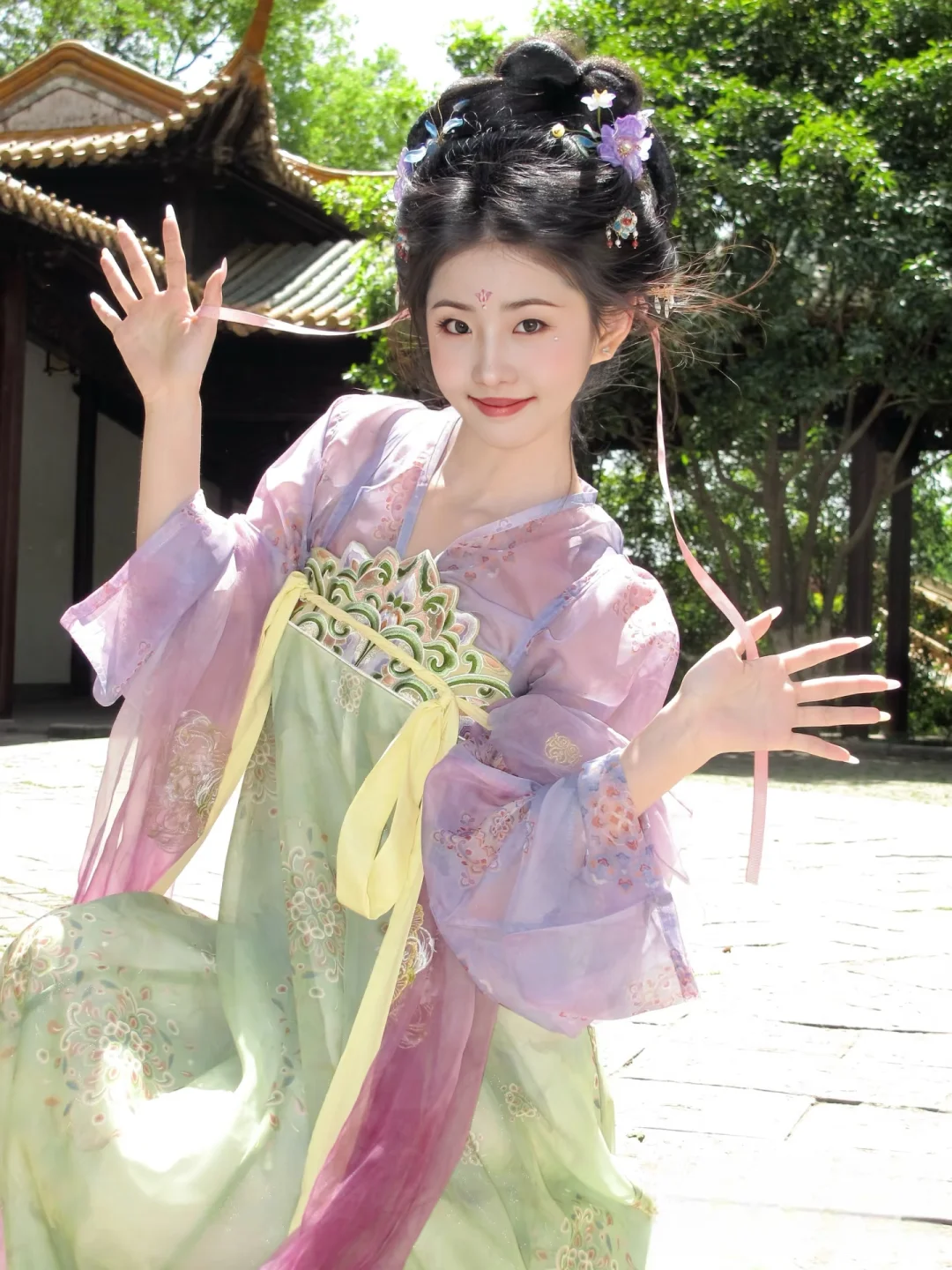 霓裳片片晚妆新，古韵悠悠醉人心