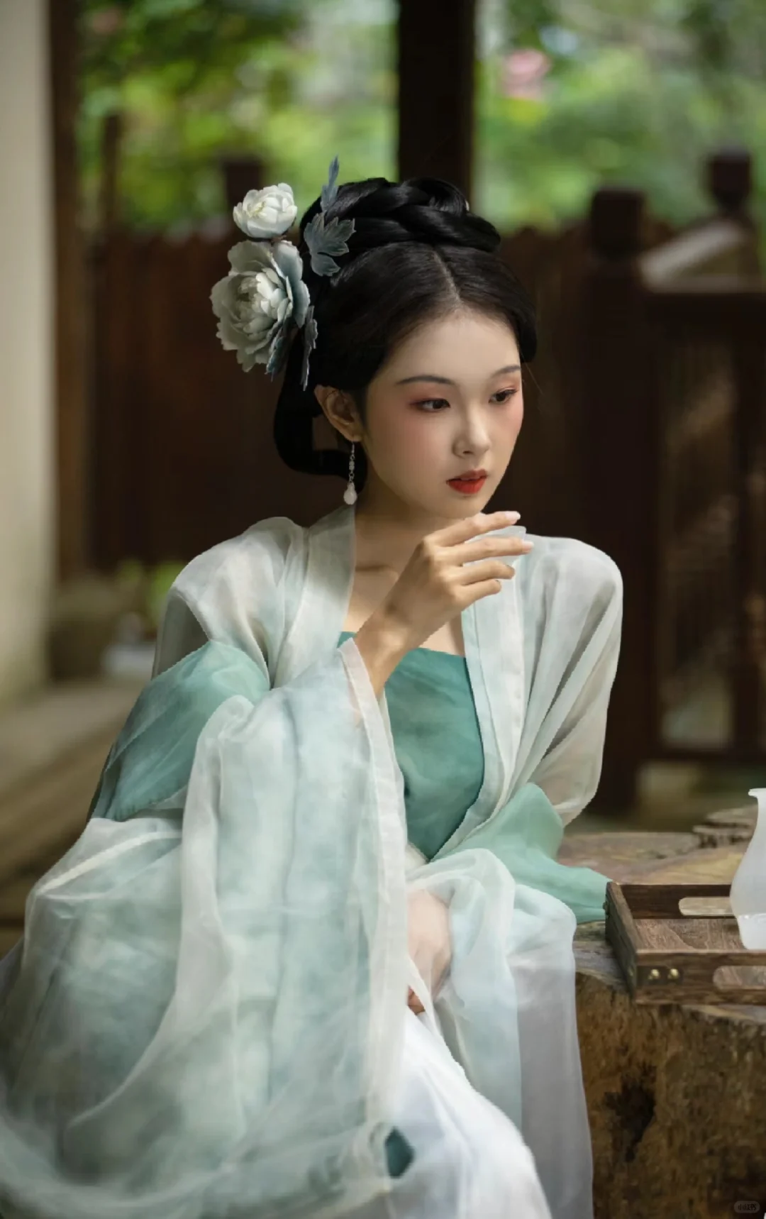 宋制汉服拍照姿势分享 | 万能兰花指