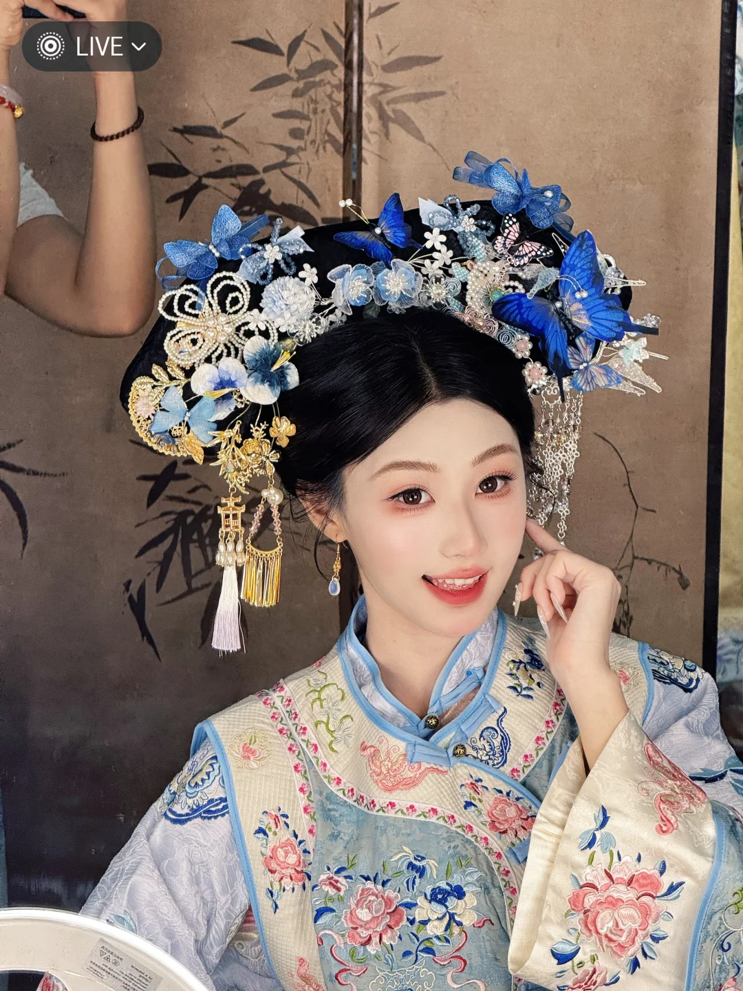看！蓝色🦋落在了本格格头上|北京格格