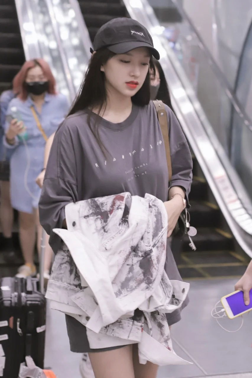 个性美女街拍，独特魅力吸睛