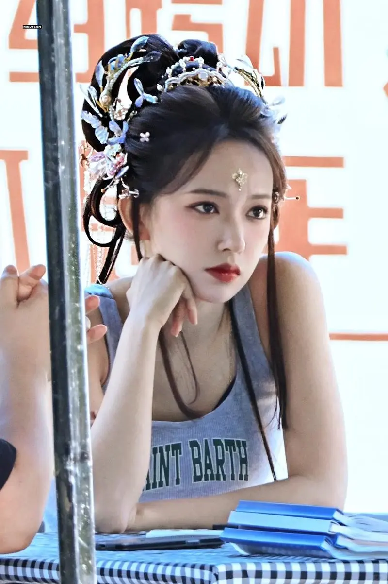个性美女街拍，独特魅力吸睛