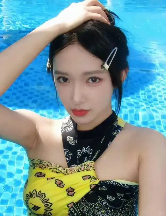 个性美女街拍，独特魅力吸睛