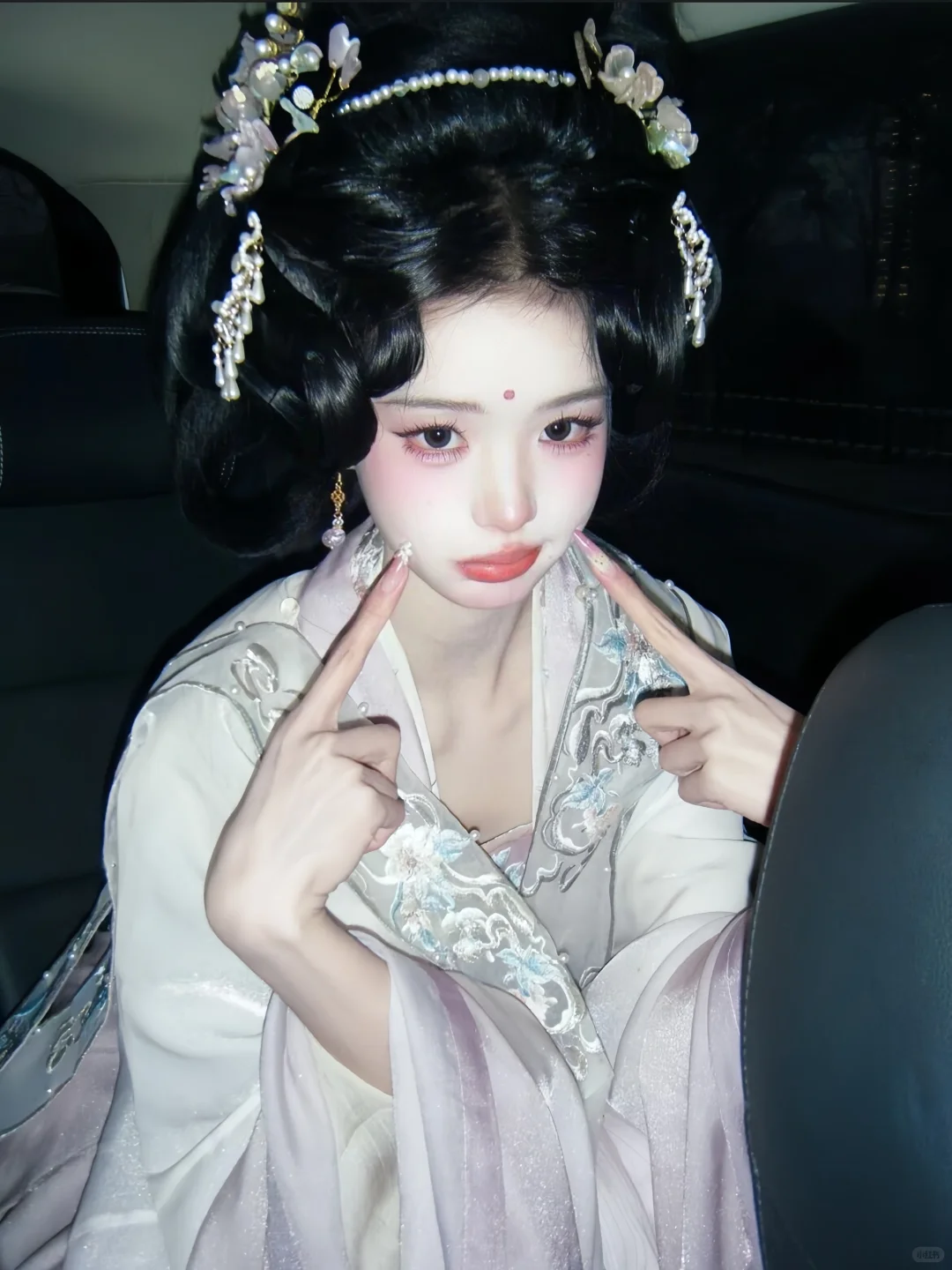 这个妆造随手一拍真的绝啦！