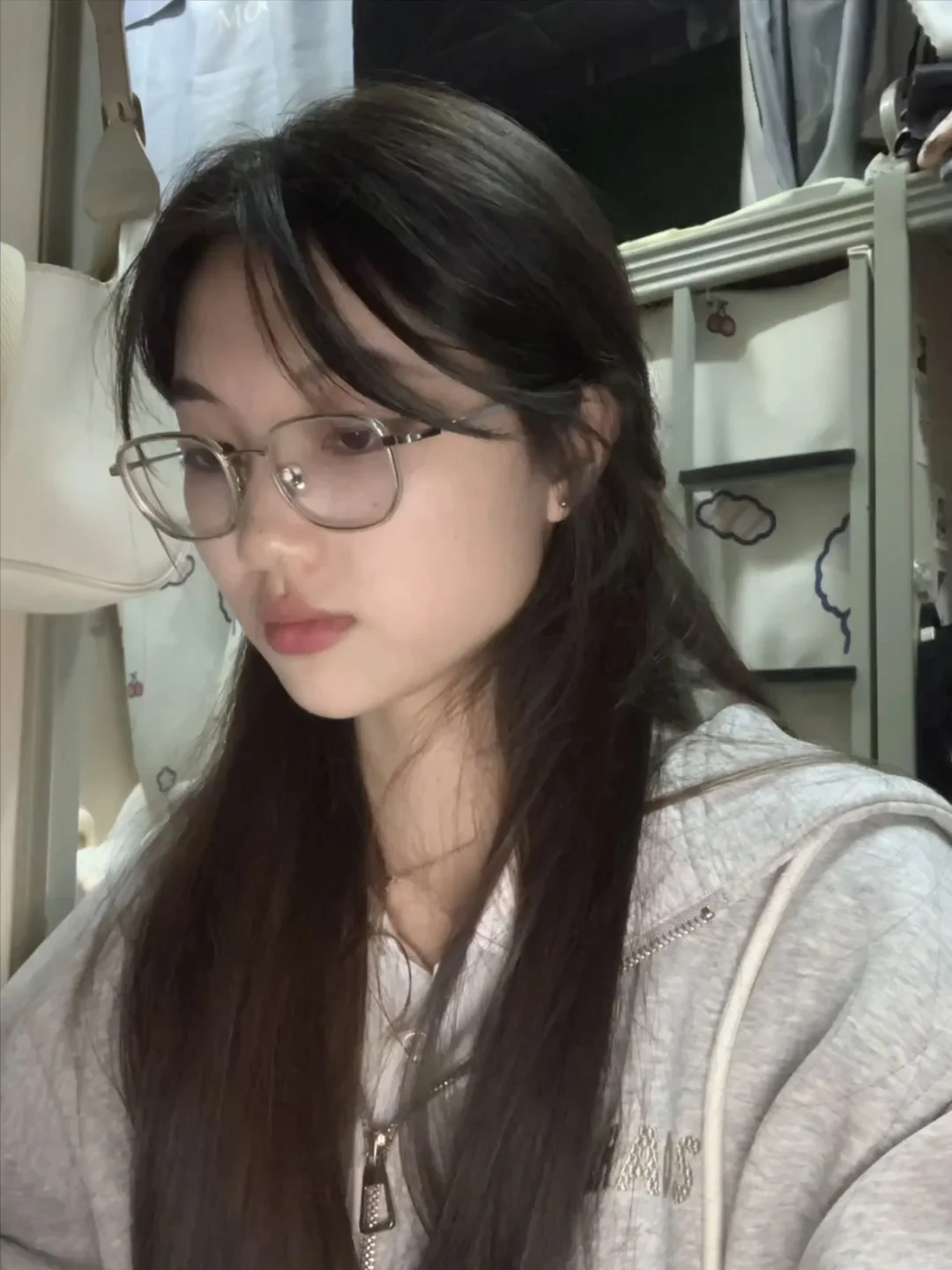 搞笑，她觉得自己笑得很好看嘛？