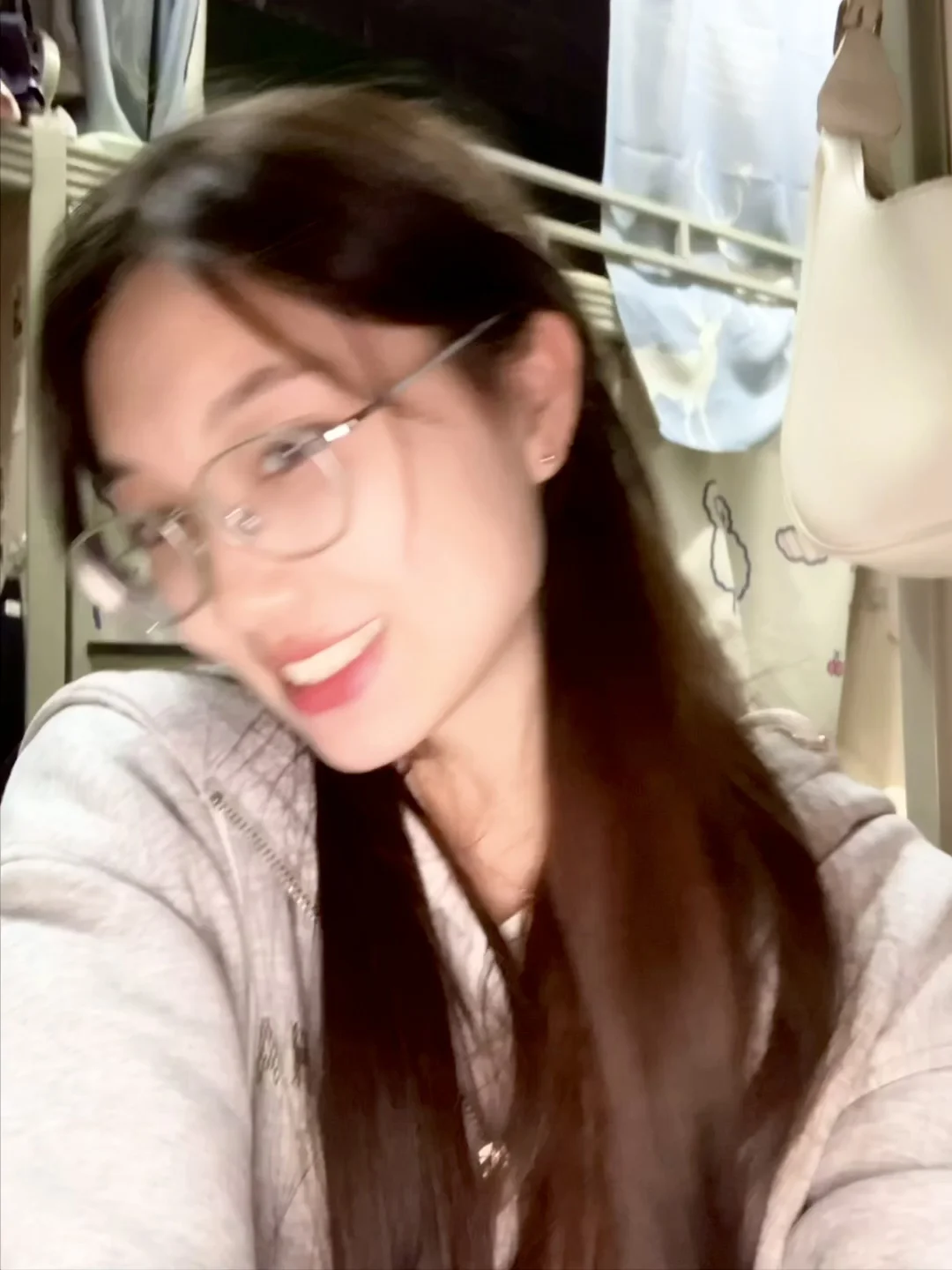 搞笑，她觉得自己笑得很好看嘛？