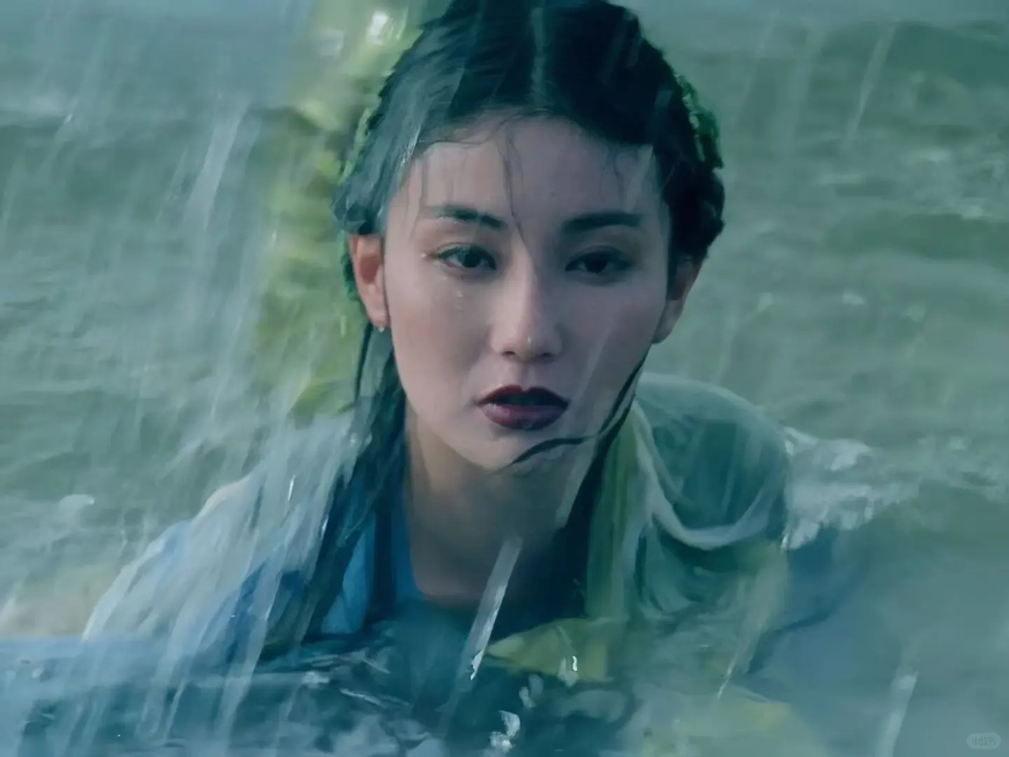 不相上下的美貌，好强的眼神戏……