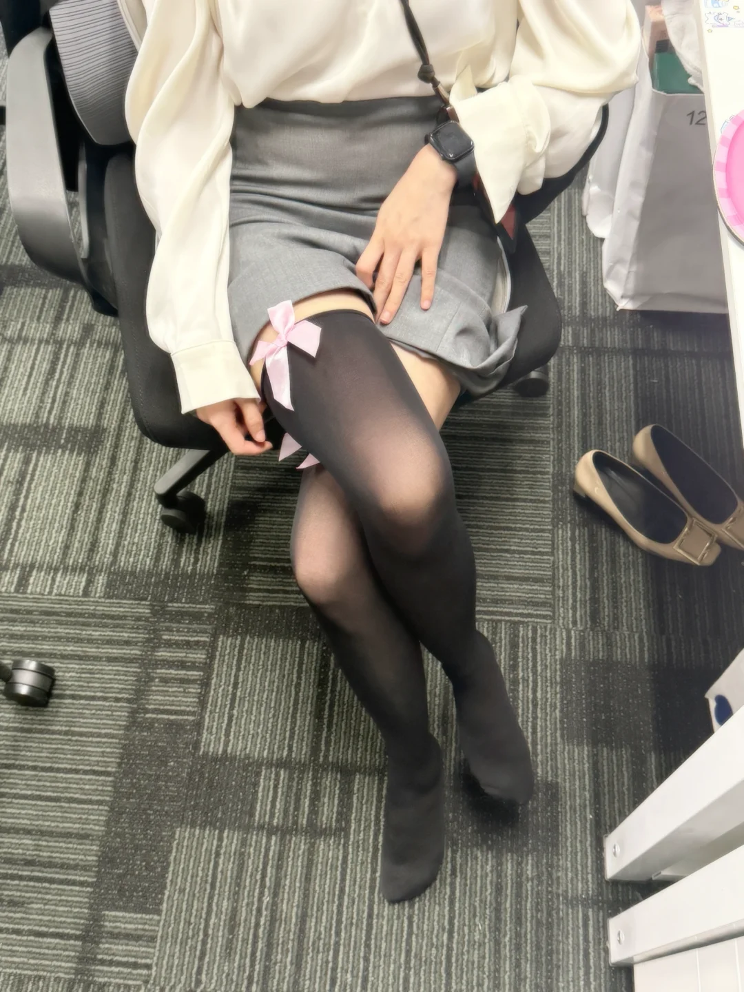 头一次穿这种过膝袜 好看吗？
