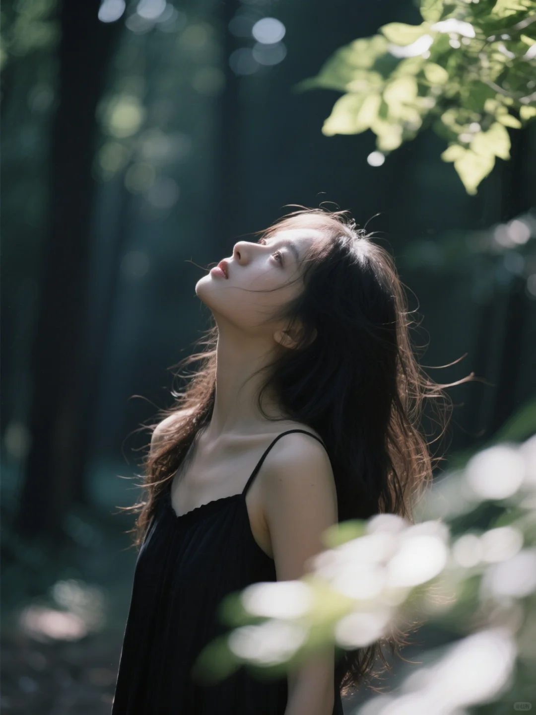 山林里被阳光拥抱的女孩