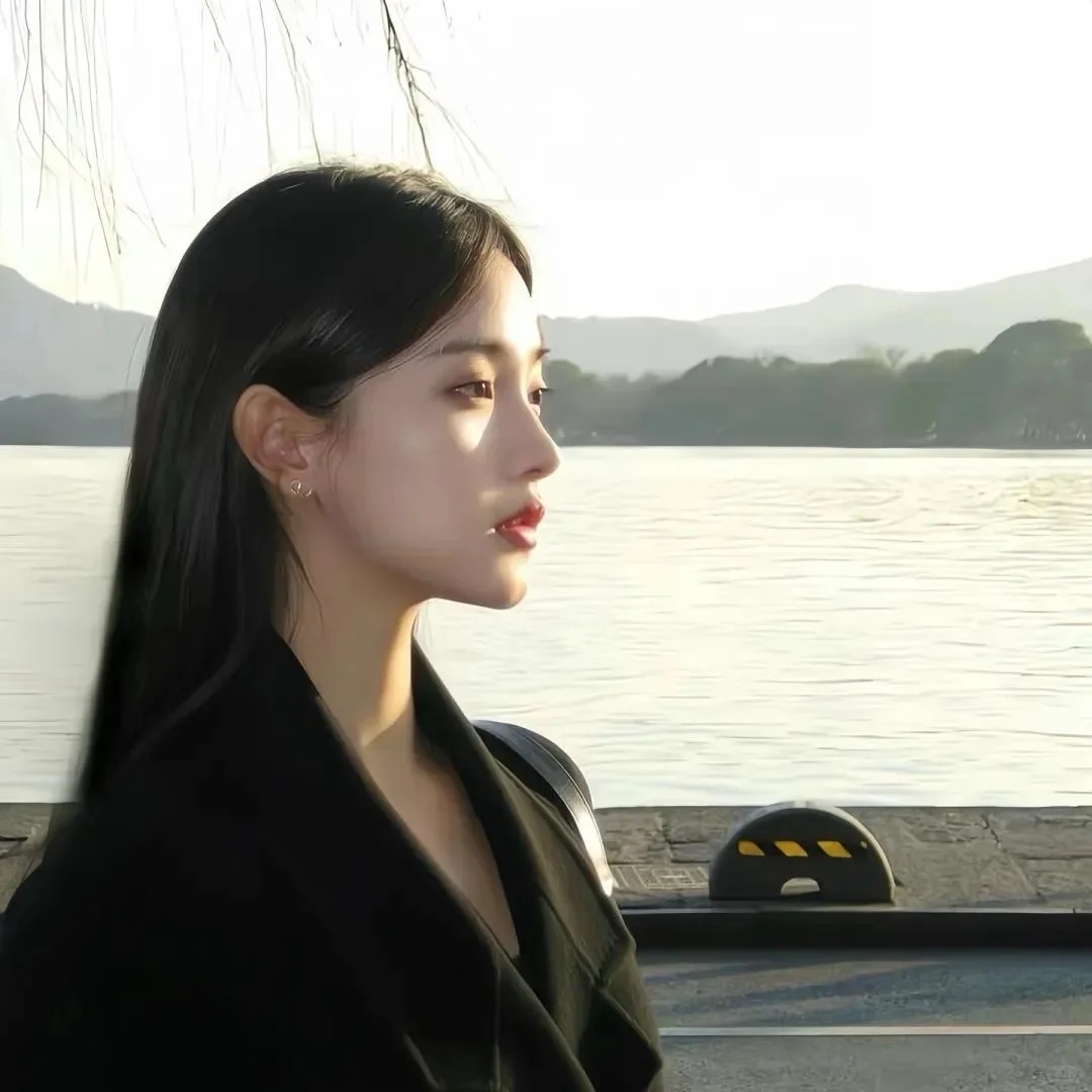 𝙒𝙚𝘾𝙝𝙖𝙩｜高级感侧脸神颜女生头像