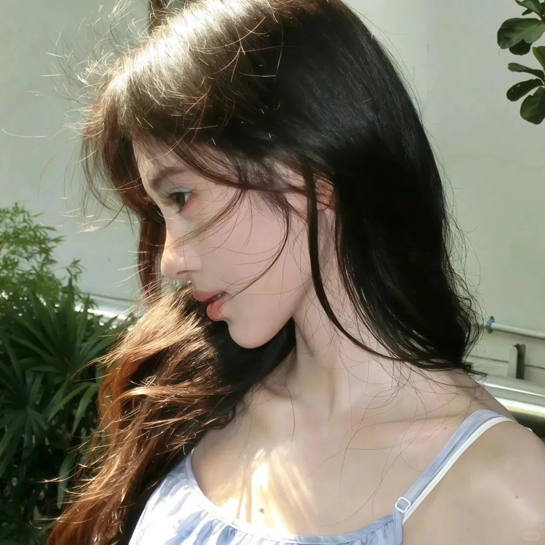 𝙒𝙚𝘾𝙝𝙖𝙩｜高级感侧脸神颜女生头像