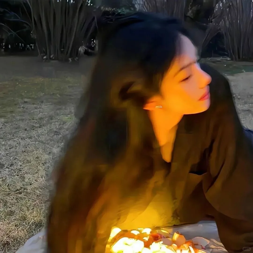 𝙒𝙚𝘾𝙝𝙖𝙩｜高级感侧脸神颜女生头像