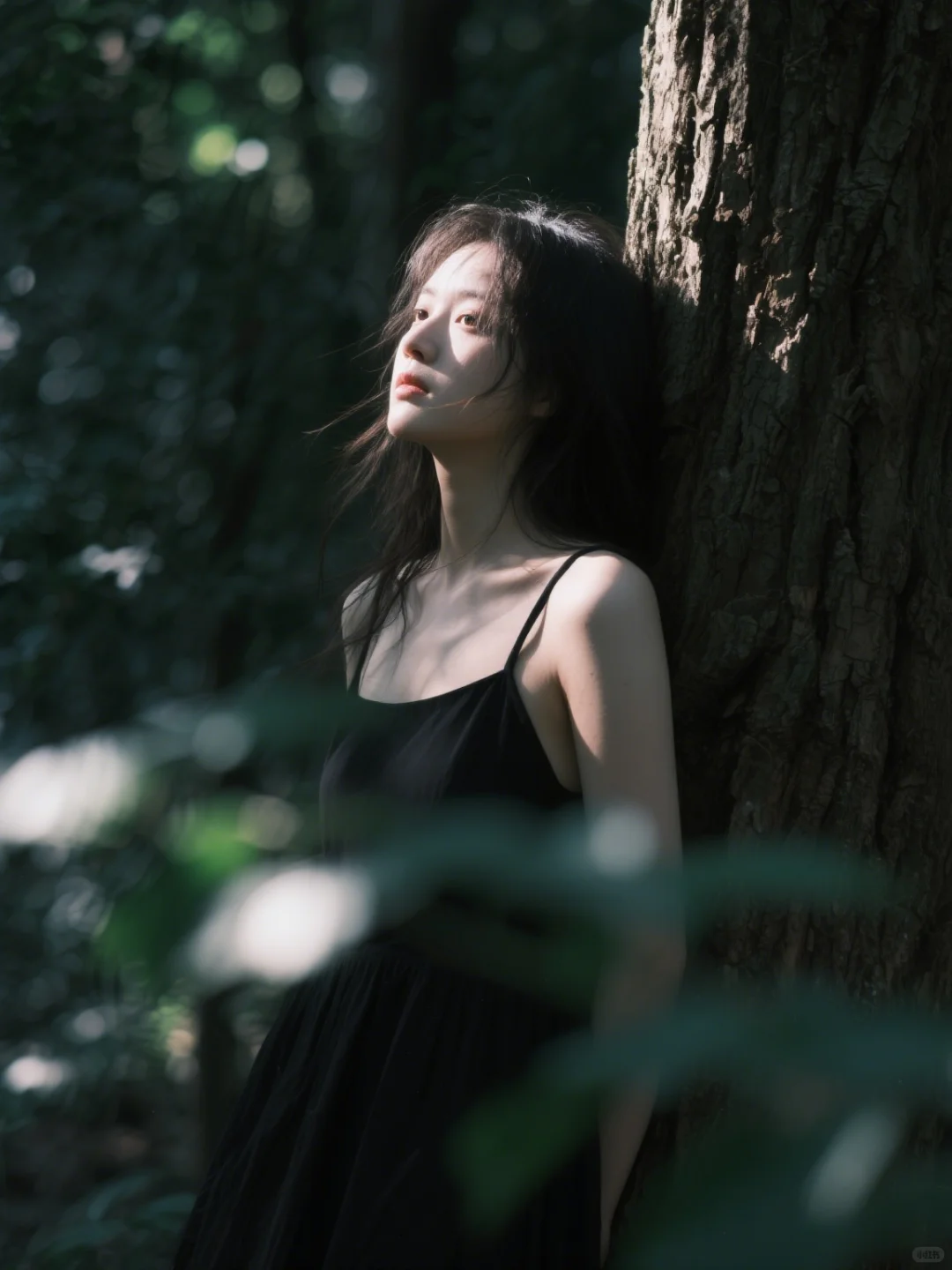 山林里被阳光拥抱的女孩