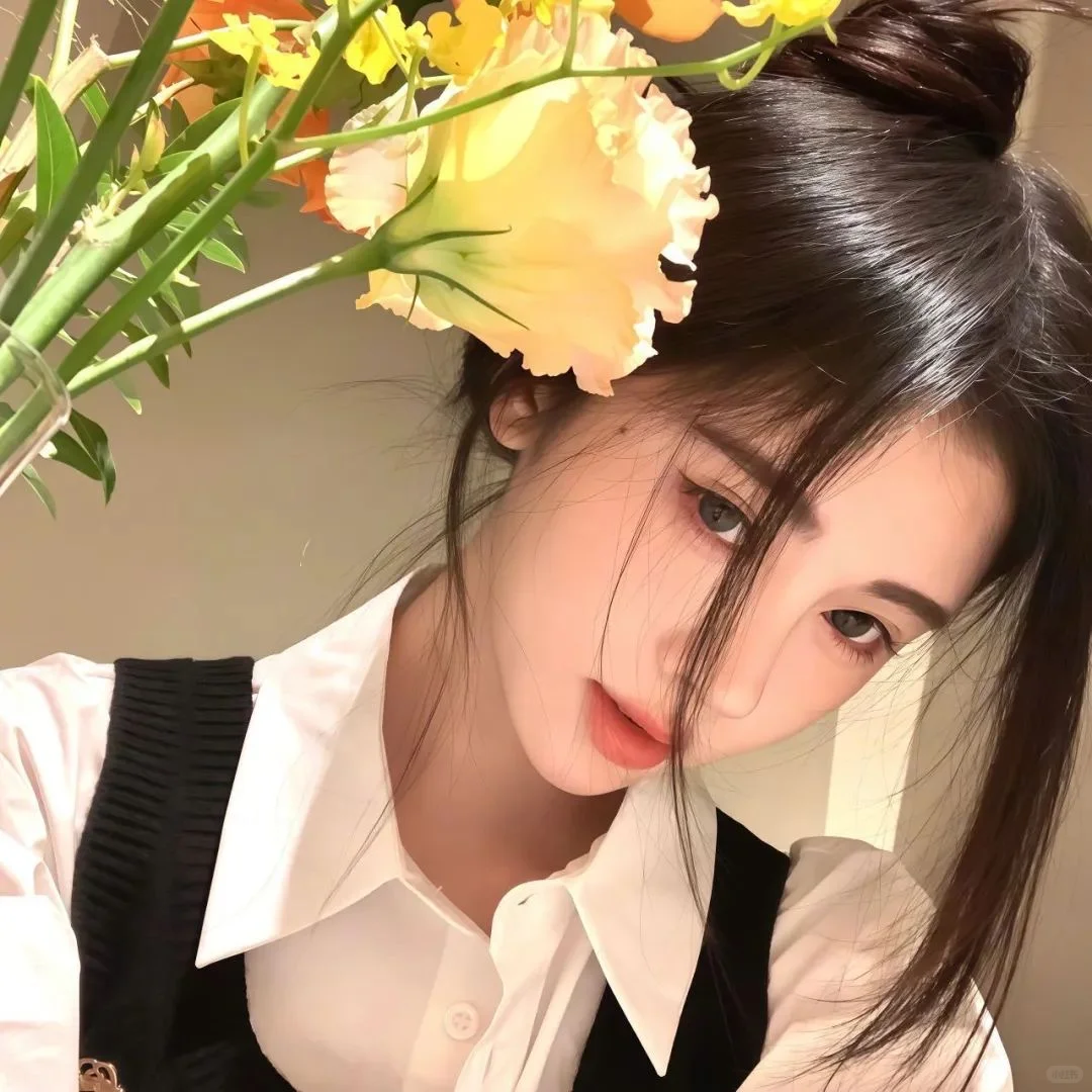 𝙒𝙚𝘾𝙝𝙖𝙩｜高级感侧脸神颜女生头像