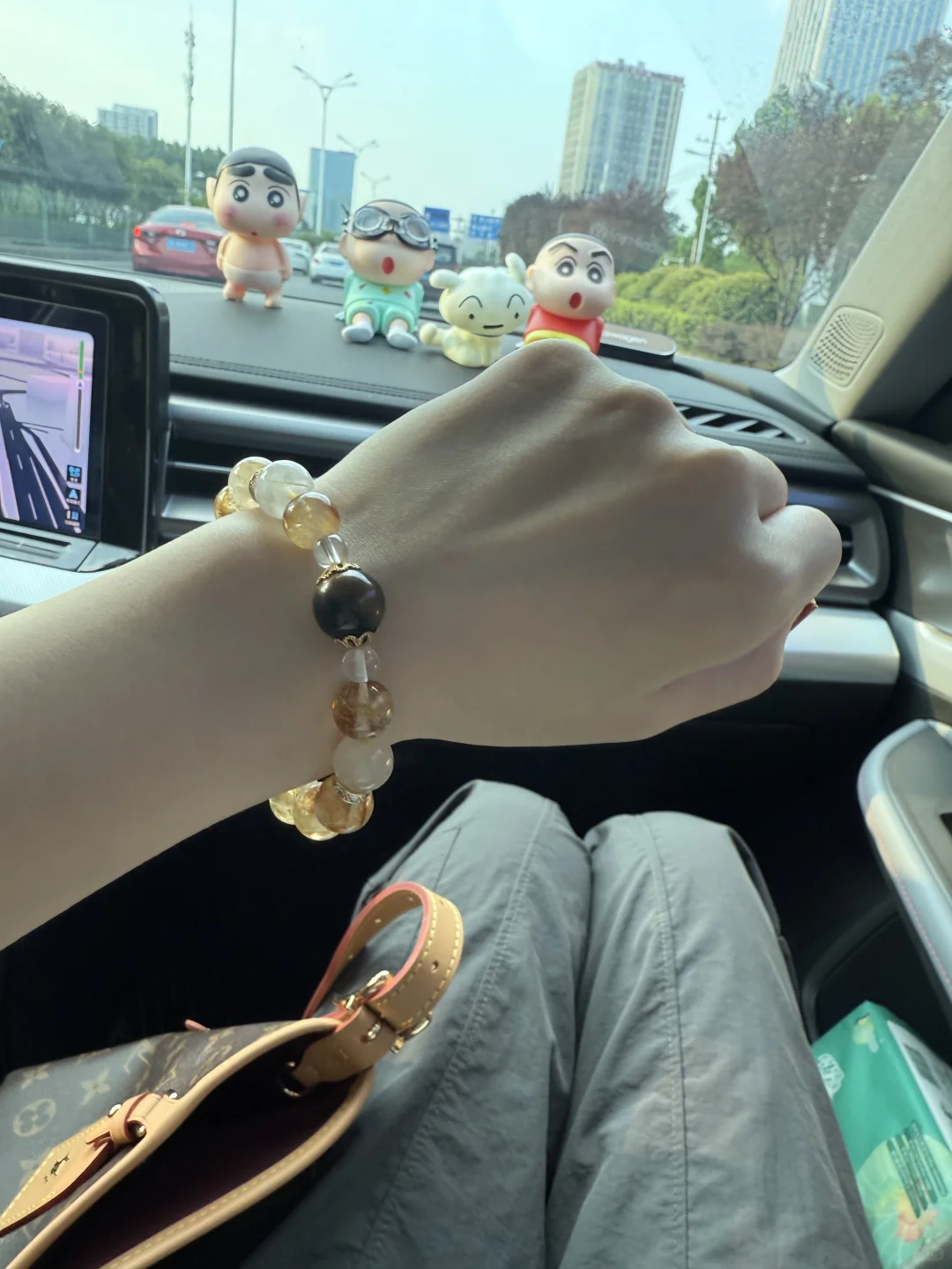 吸金招米，爱情事业双丰收。