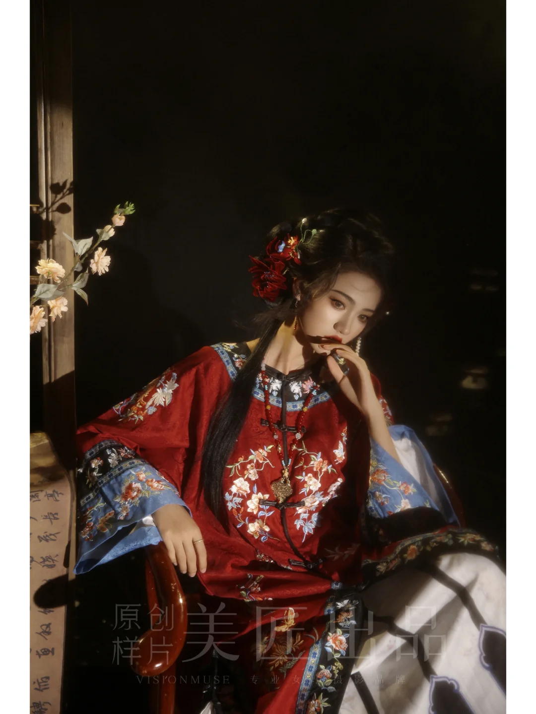 她当然不是旧时代的遗物🍃昆明清汉女写真