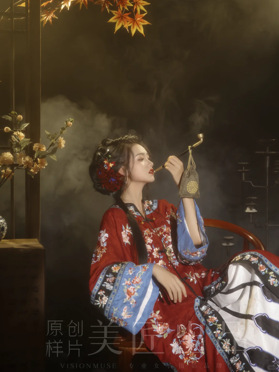 她当然不是旧时代的遗物🍃昆明清汉女写真