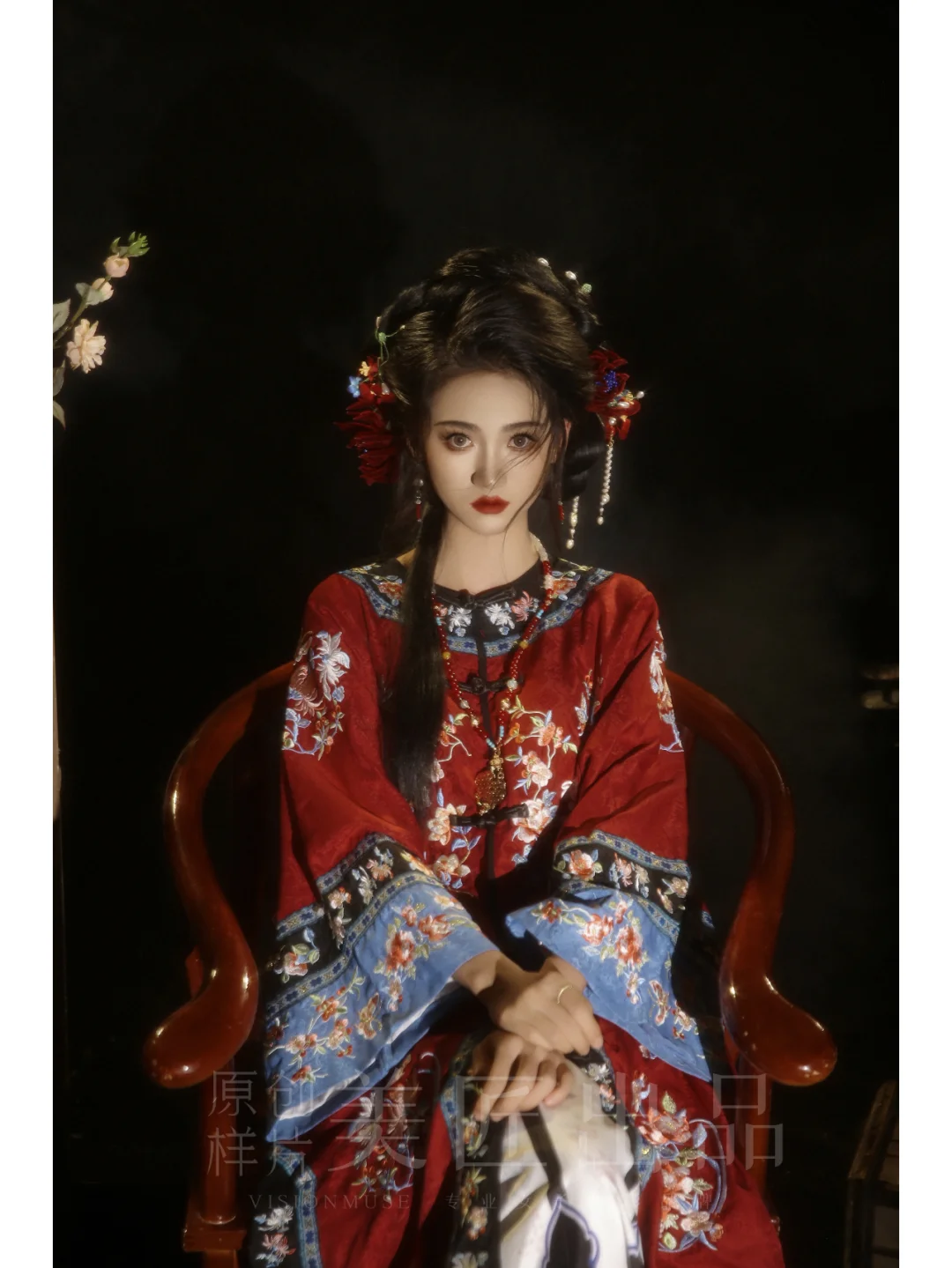 她当然不是旧时代的遗物🍃昆明清汉女写真