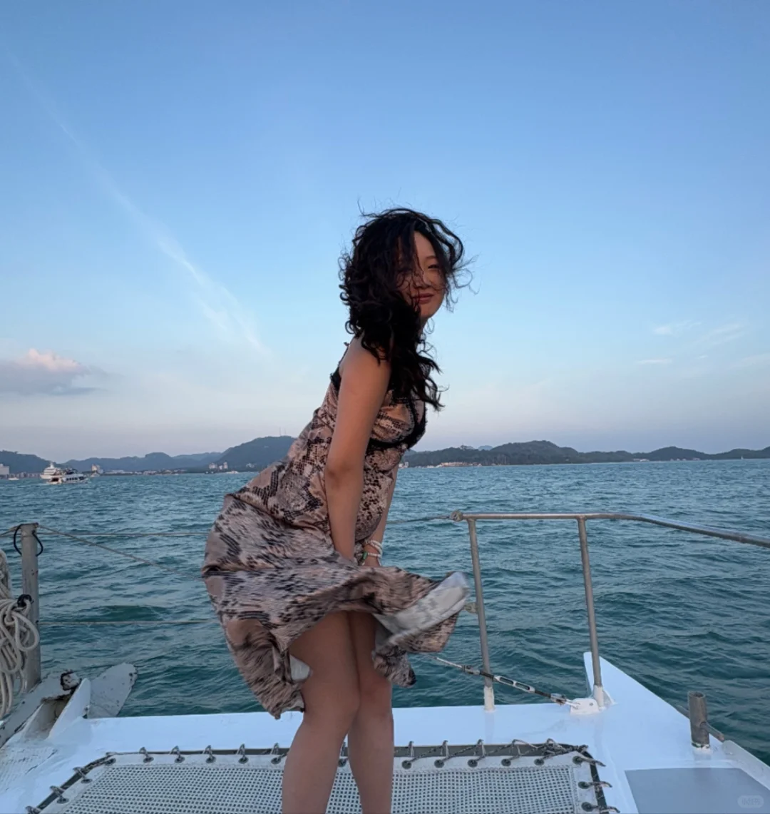 她更明艳