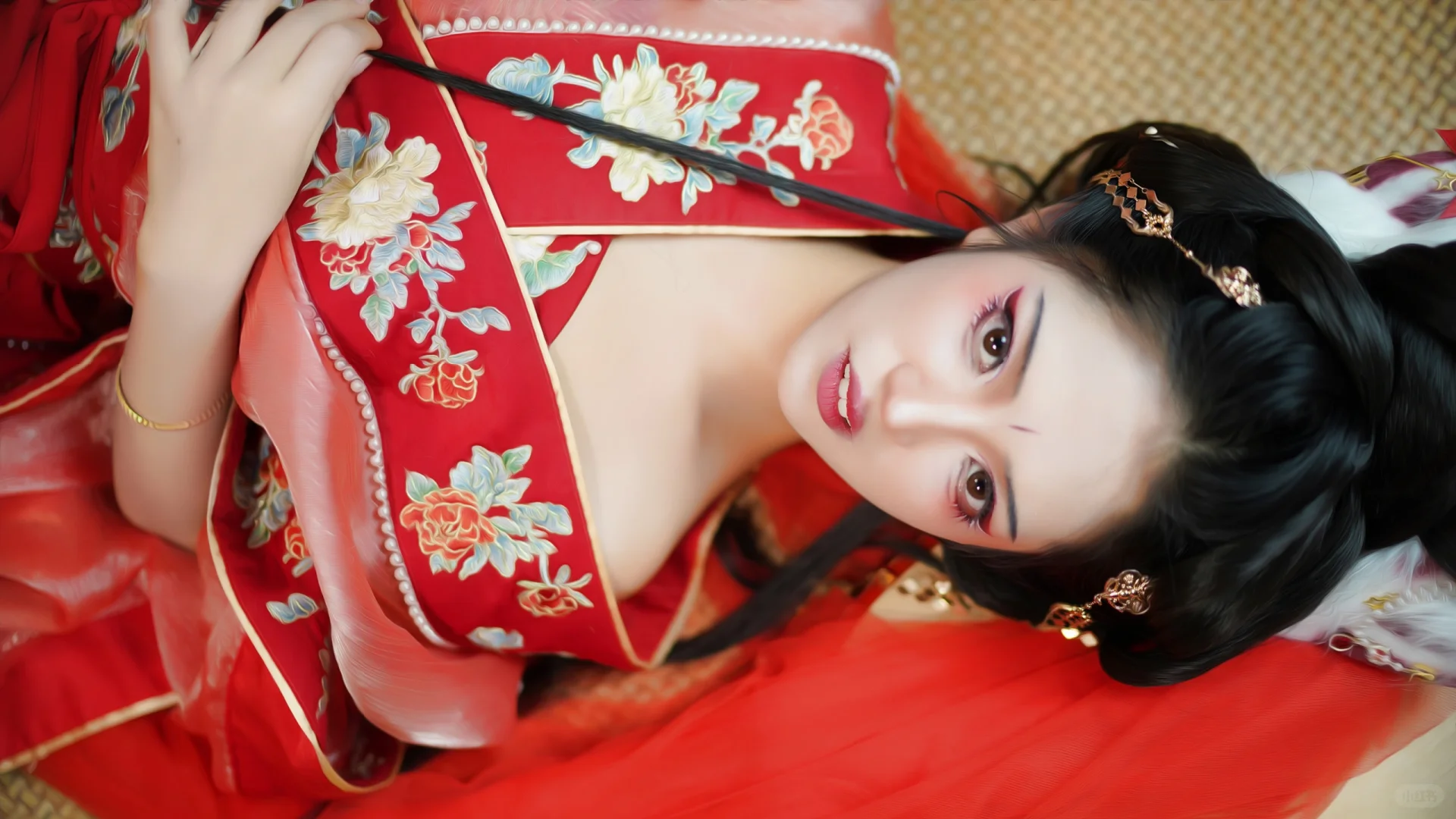 美而不妖，媚而不俗