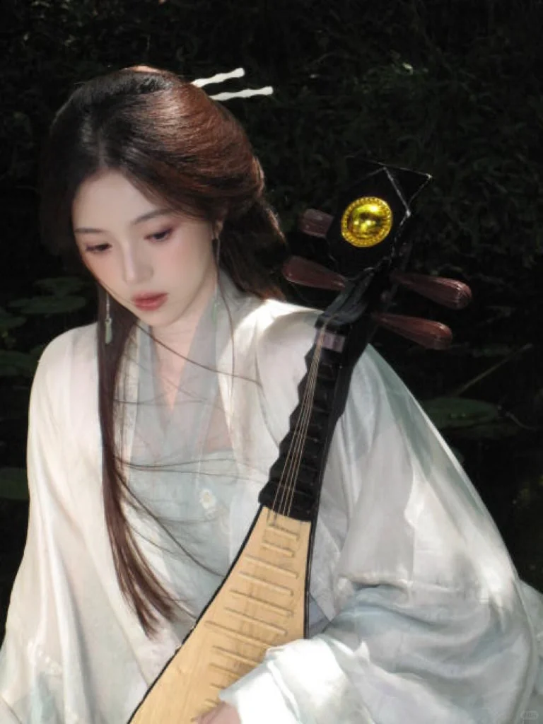 “总有人间一两风，填我十万八千梦”