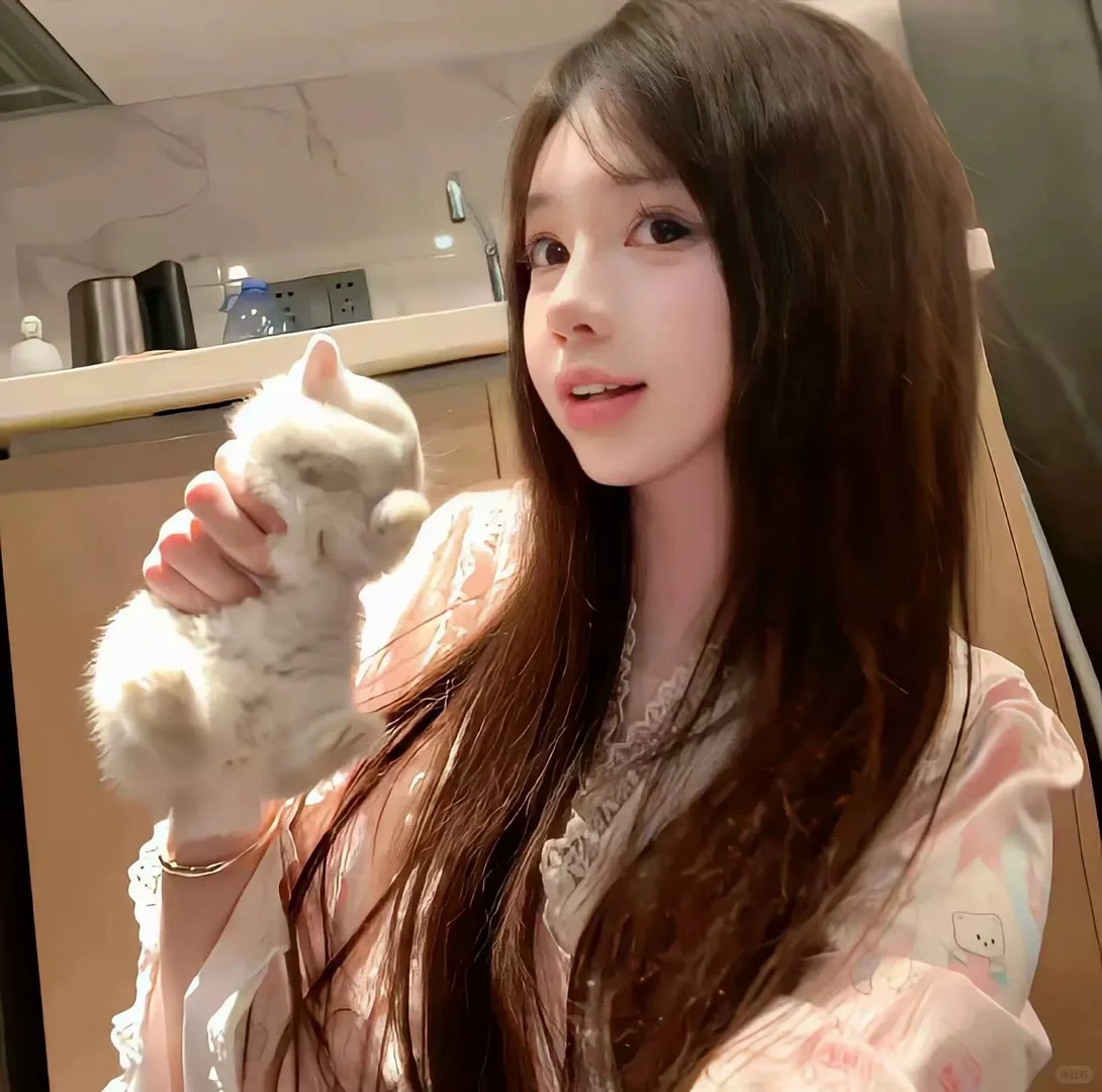 热恋女友𝙒𝙚𝘾𝙝𝙖𝙩头像