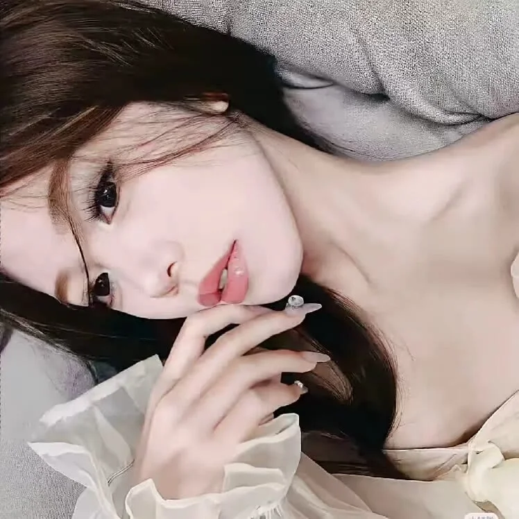 热恋女友𝙒𝙚𝘾𝙝𝙖𝙩头像
