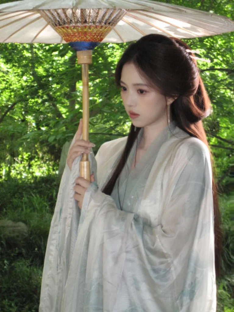 “总有人间一两风，填我十万八千梦”
