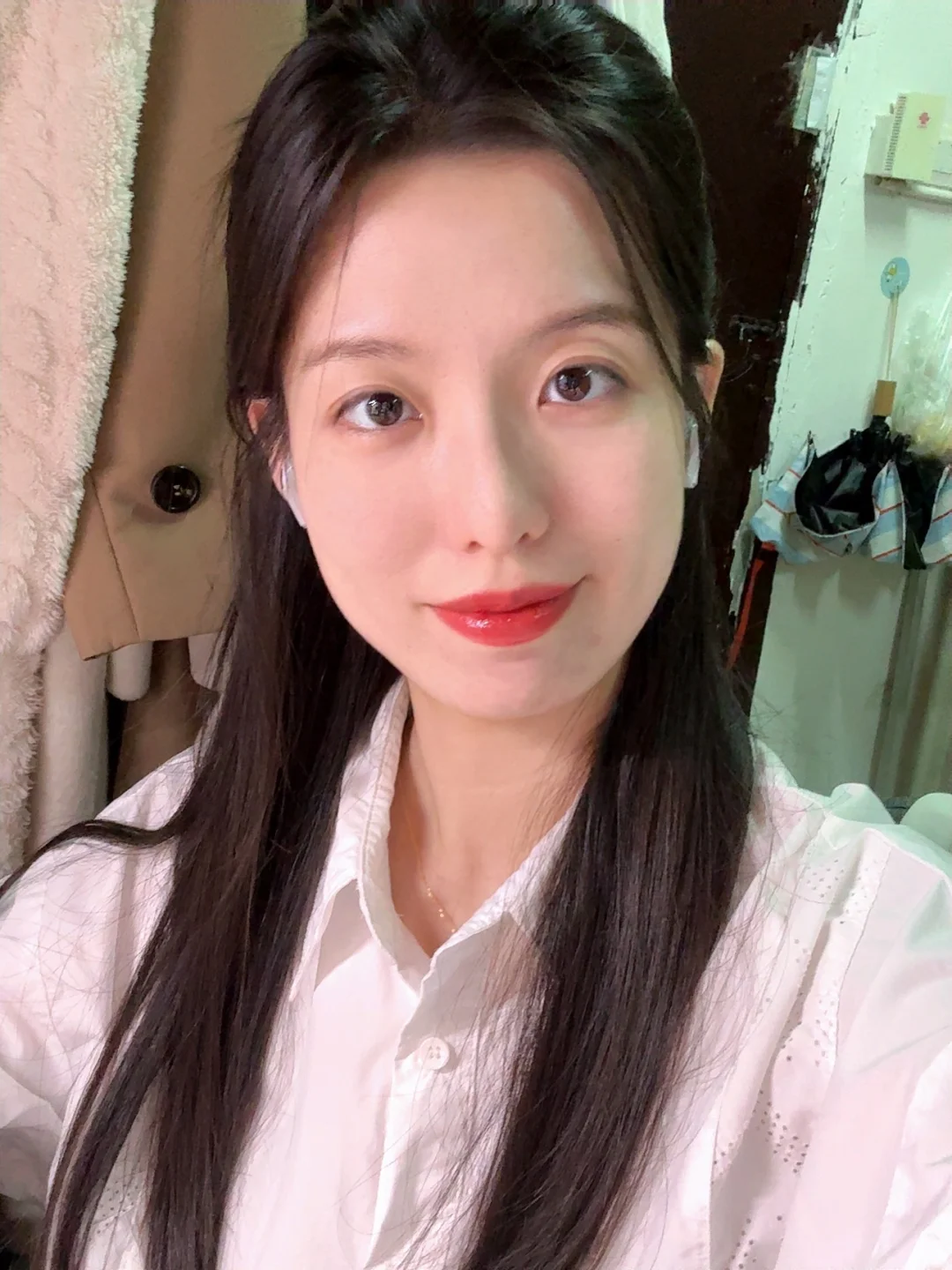 黑发红唇姐感拉满