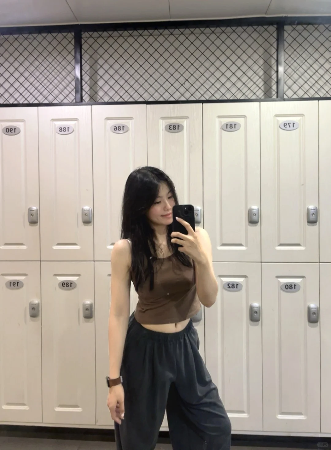 健身房卧推30的那女的