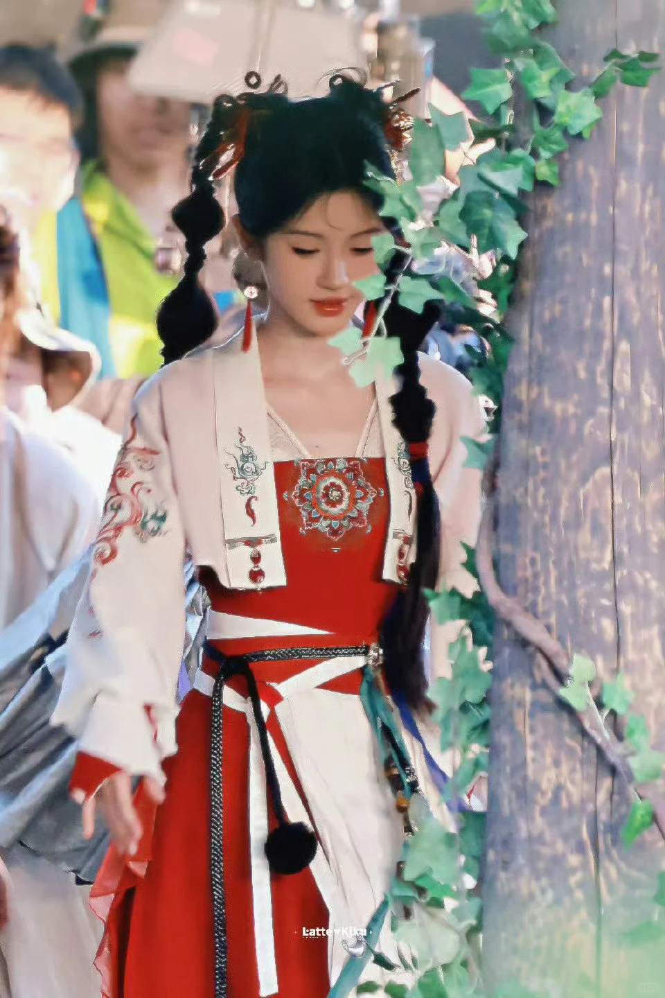 鞠婧祎《来战》路透造型