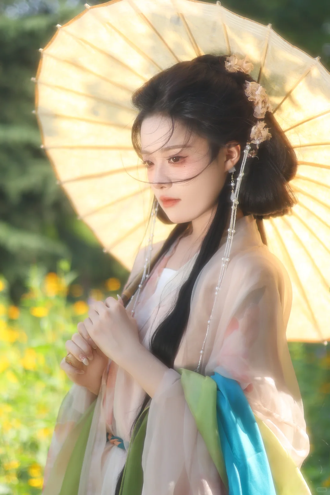 她的眉眼，如夏花的烂漫