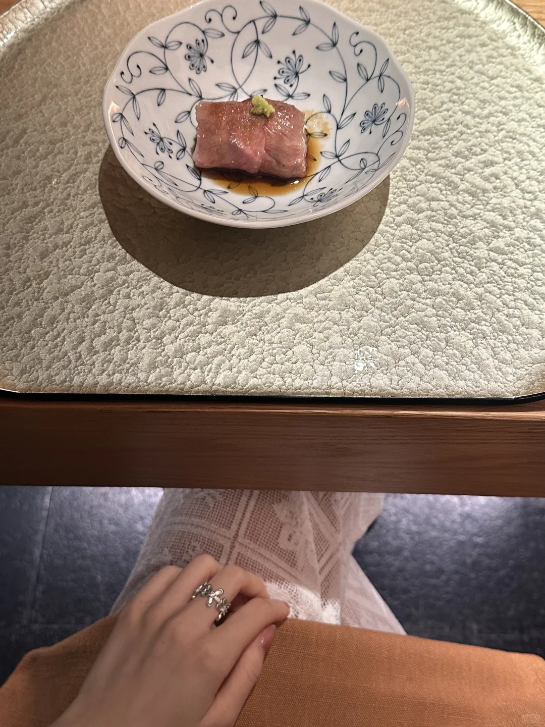 在休闲和女人味之间