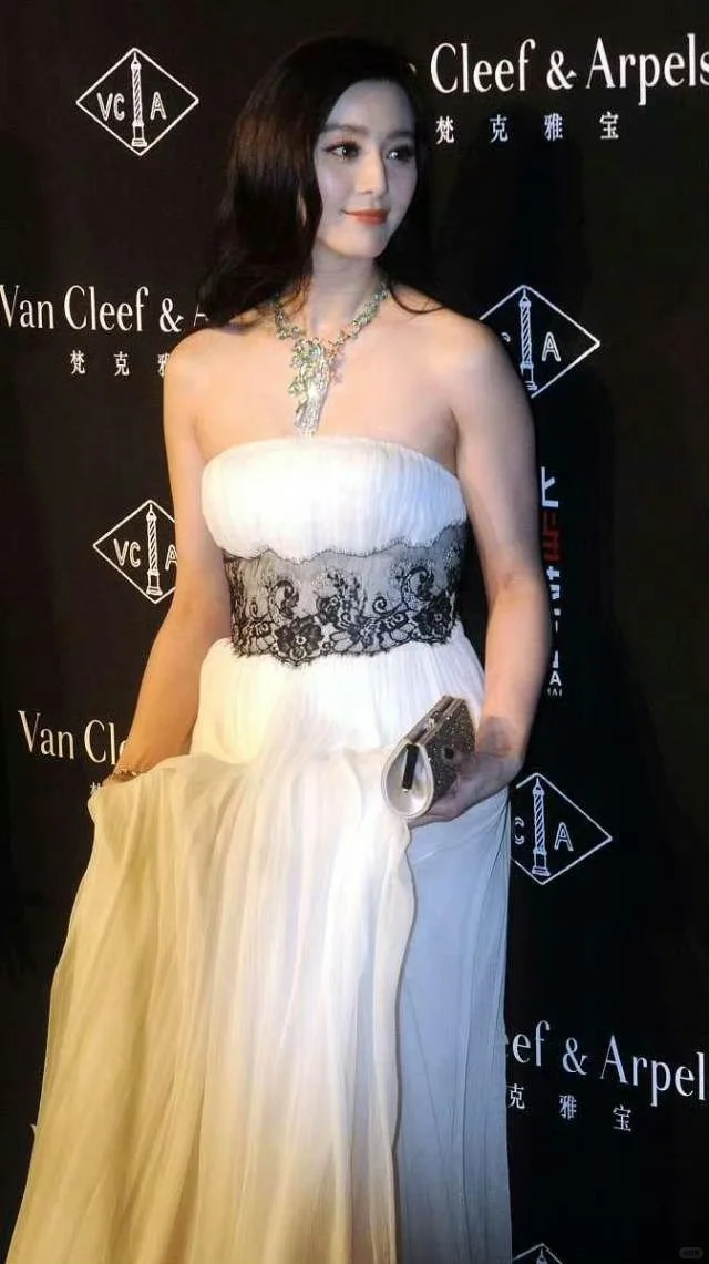 垂坠于女神半身塑像腰间的细腻浣纱