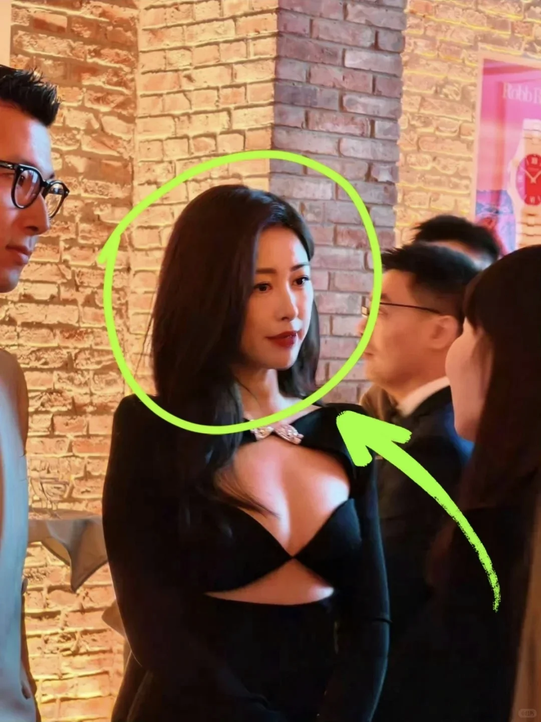 不是，这姐这样真的没人说她吗？？！
