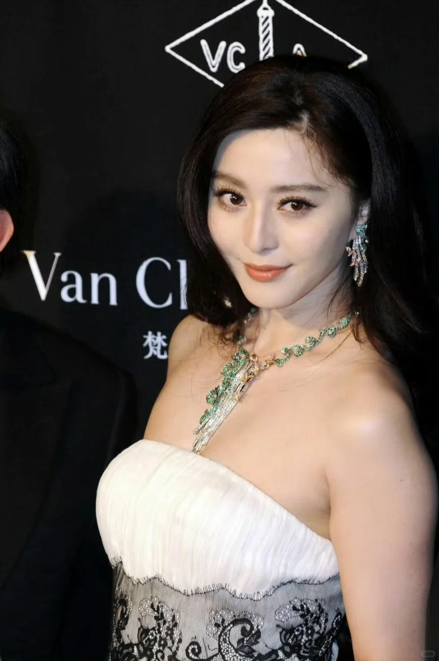 垂坠于女神半身塑像腰间的细腻浣纱