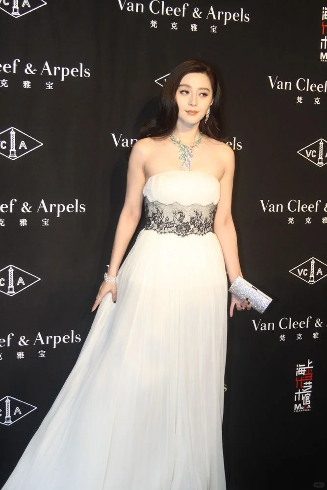 垂坠于女神半身塑像腰间的细腻浣纱