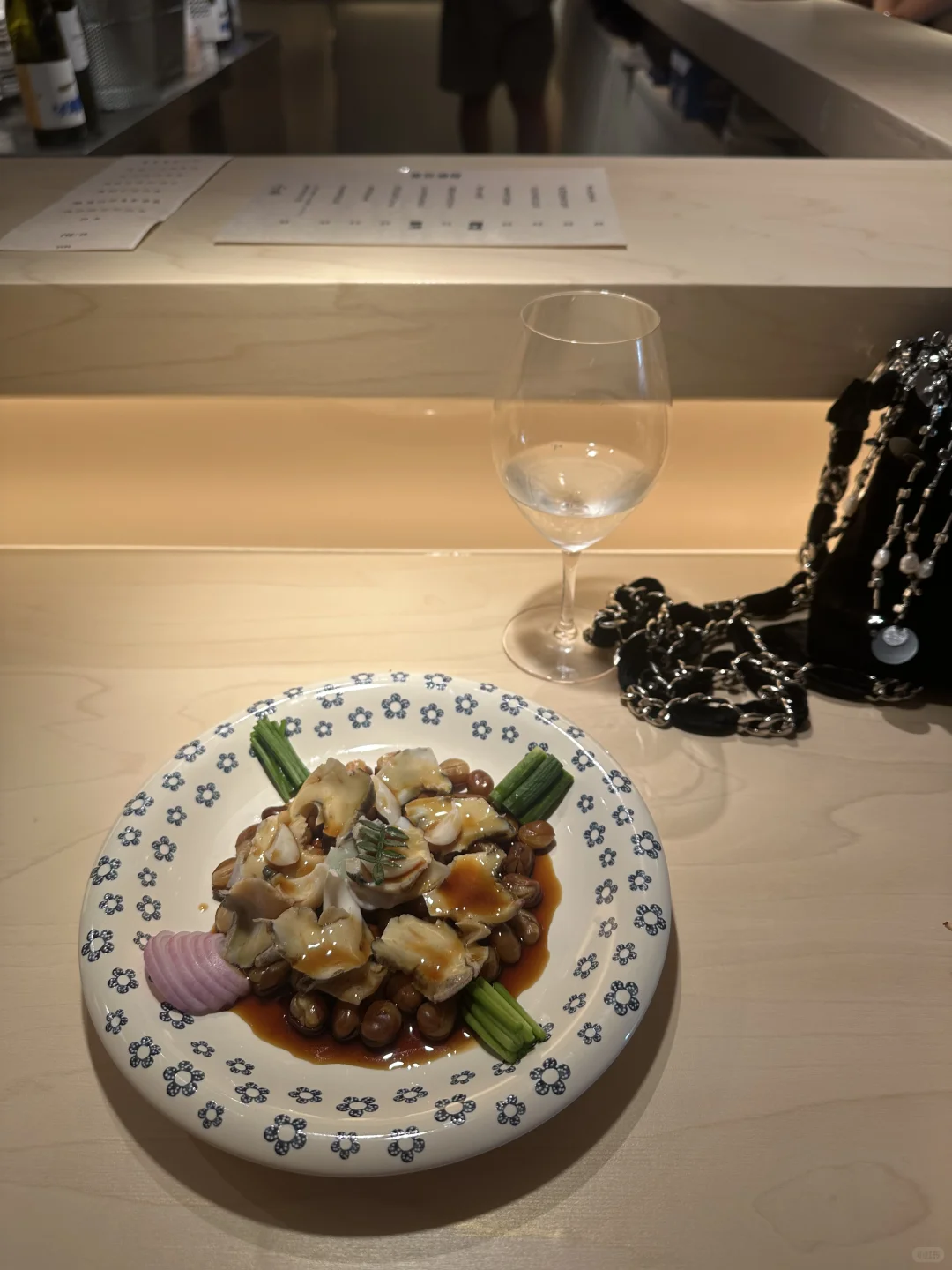在休闲和女人味之间