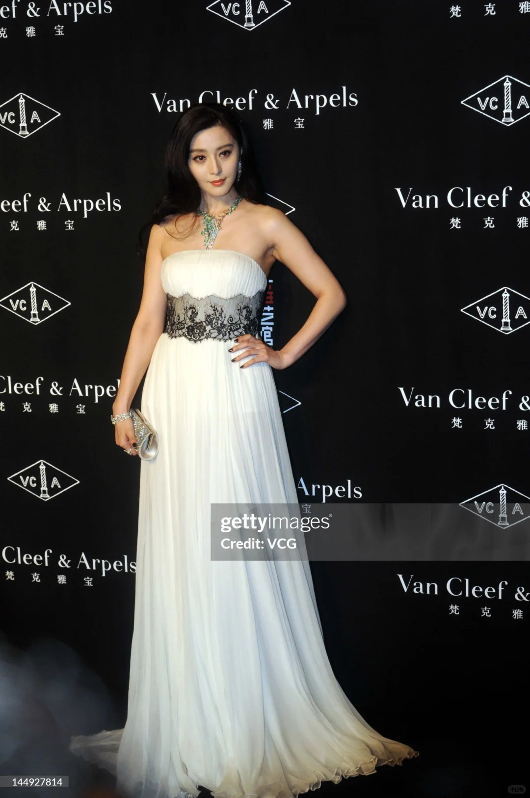 垂坠于女神半身塑像腰间的细腻浣纱