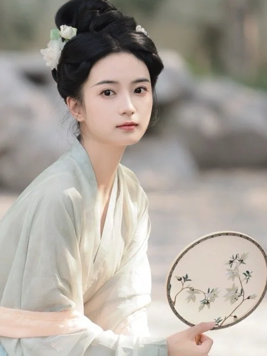张雅钦这组清冷古装 像极了那画中人