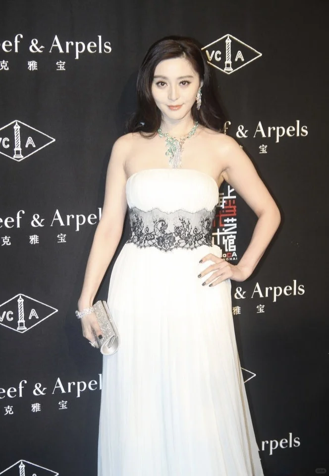 垂坠于女神半身塑像腰间的细腻浣纱
