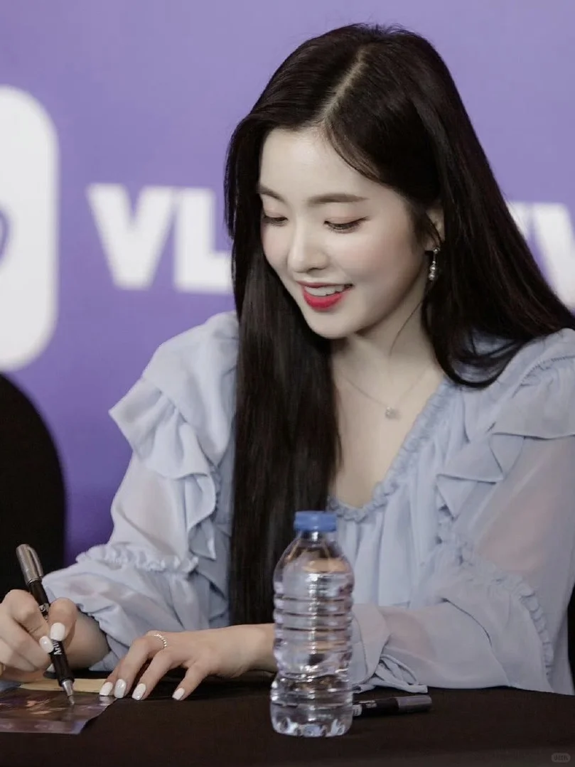 Irene 有成熟女人的妩媚不失少女的娇俏
