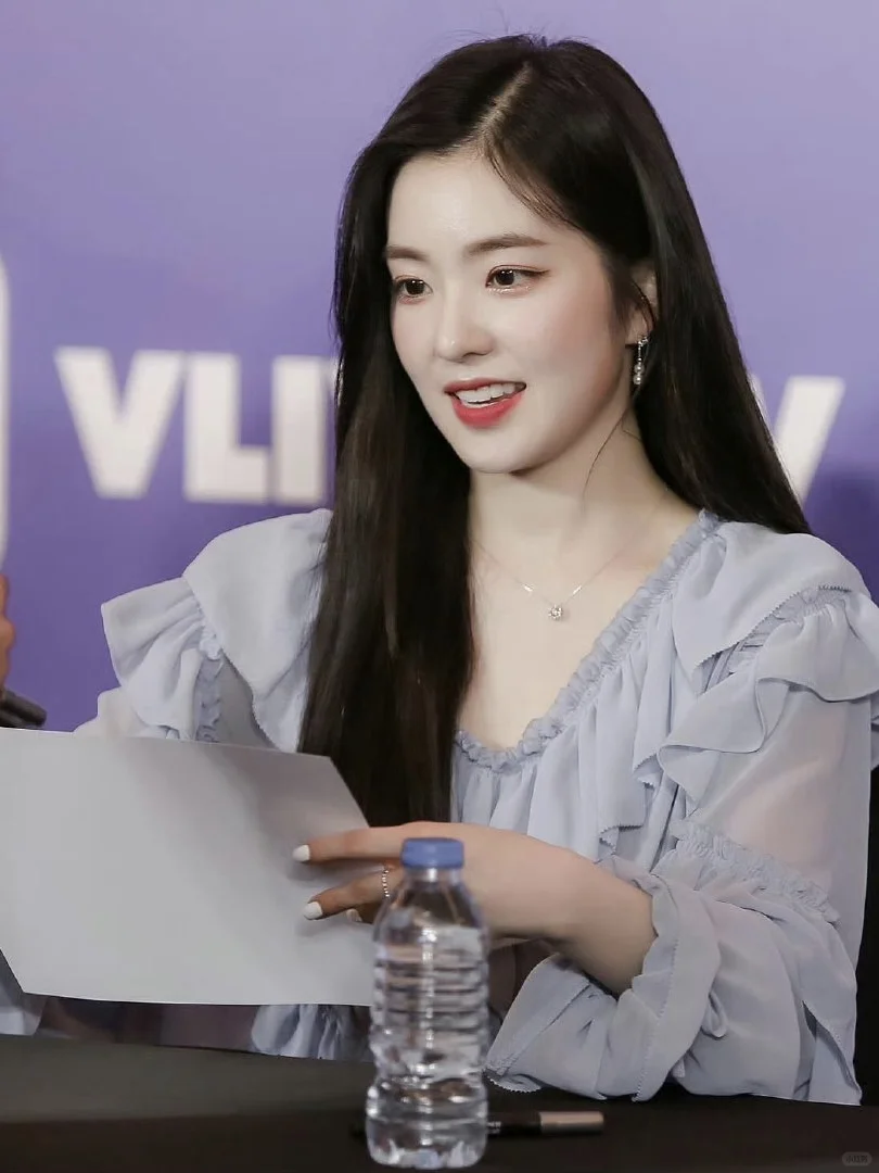 Irene 有成熟女人的妩媚不失少女的娇俏