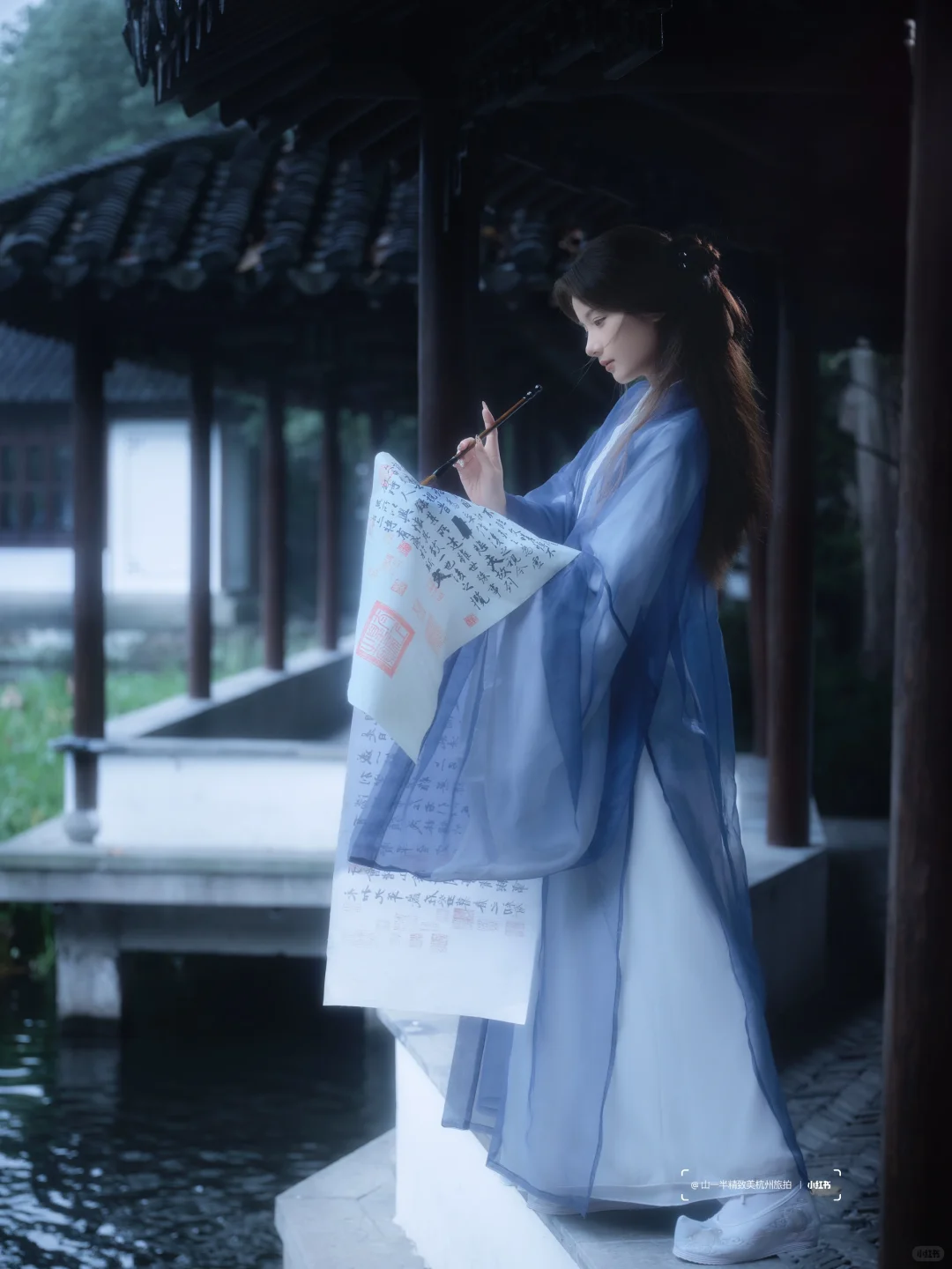 “一钩游江南，一点藏墨香”清冷感书法写真