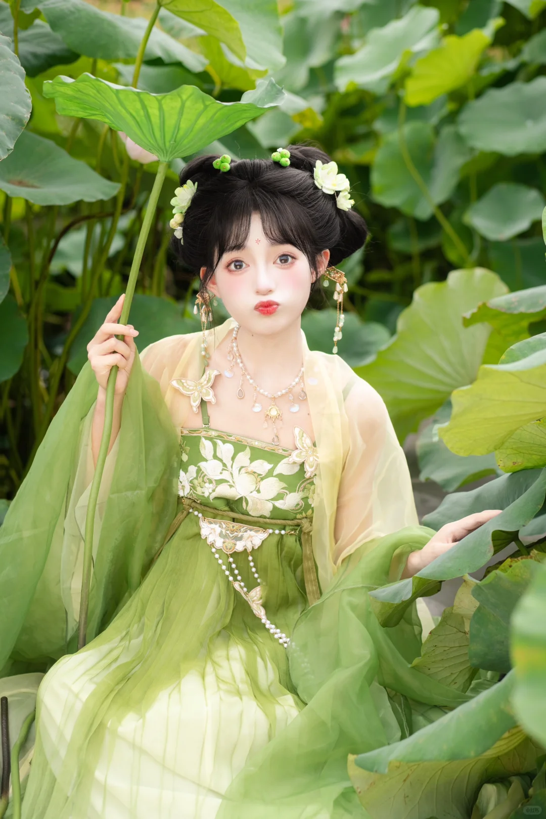 “天灵灵地灵灵，荷池里面有仙灵”｜🪷拍照姿势