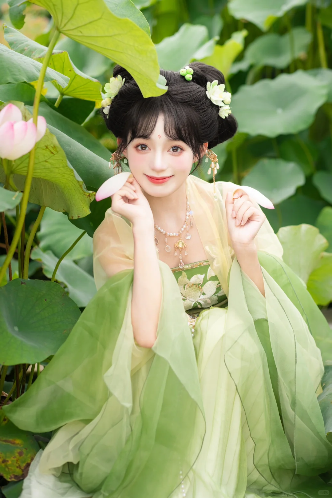 “天灵灵地灵灵，荷池里面有仙灵”｜🪷拍照姿势